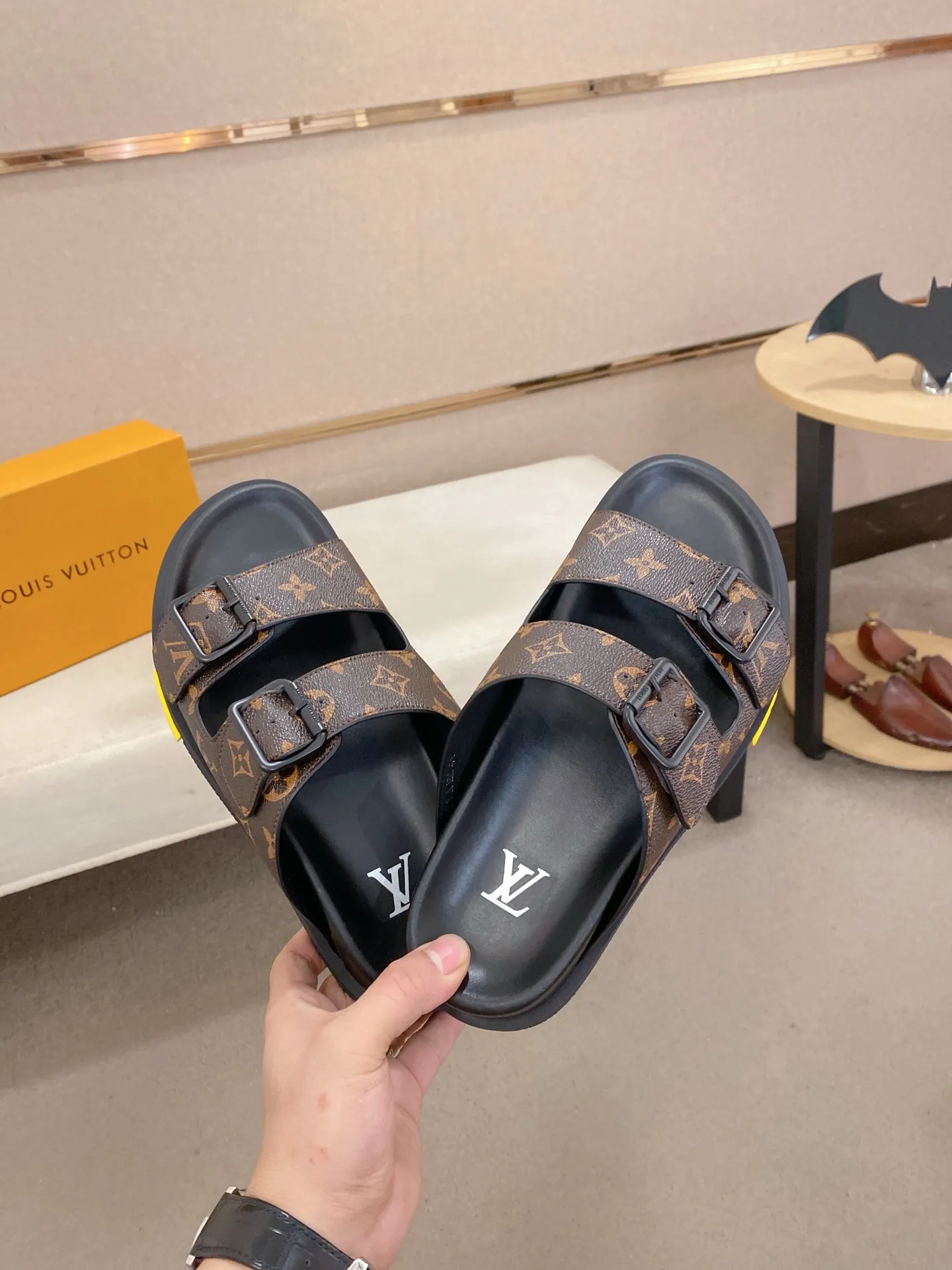Factory price: 420💰Made by LV🔍Top purchasing agent. Men's spring and summer slippers are available at the same counter. The uppers are made of cowhide imported from Italy. High-quality craftsmanship, soles: original soles specially provided by the original factory, exclusive movable molded soles are super comfortable, original factory follow-up goods, 🔍🔍high quality, can be entered and exited the counter at will, welcome to compare, code number 38-44. Can be customized45